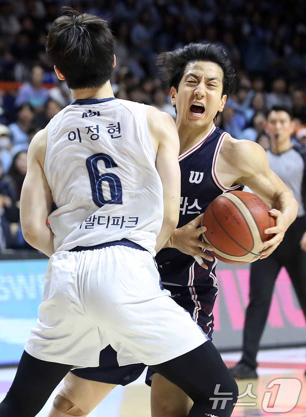 (부산=뉴스1) 윤일지 기자 = 10일 오후 부산 사직실내체육관에서 열린 2025-2026 LG전자 프로농구 챔피언결정전 4차전 부산 KCC와 고양 소노의 경기에서 KCC 허훈이 …