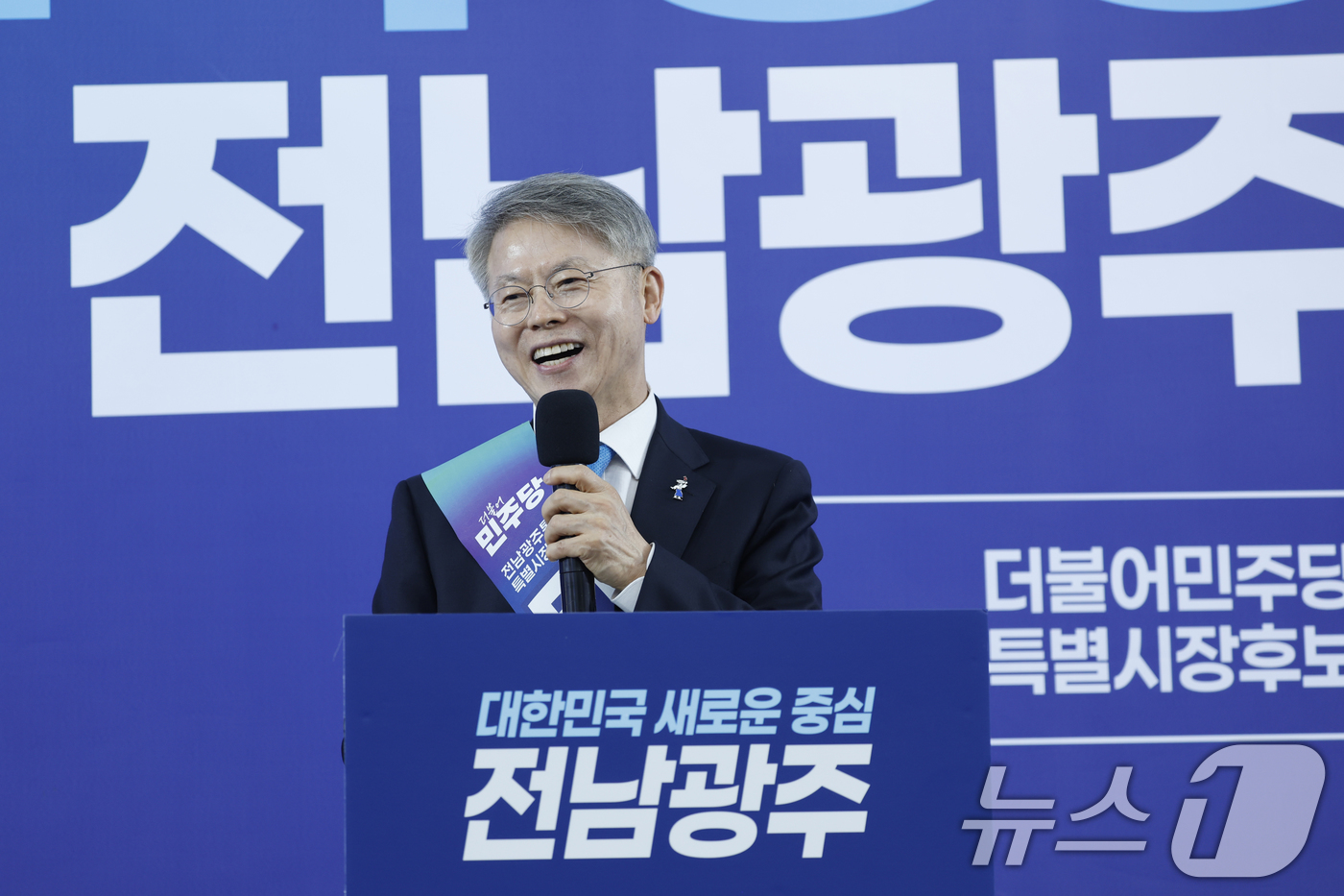 (광주=뉴스1) 김태성 기자 = 민형배 전남광주특별시장 후보가 10일 광주 서구 후보사무소에서 열린 '전남광주 대전환 선대위 출범식'에서 인사말을 하고 있다. 2026.5.10/뉴 …