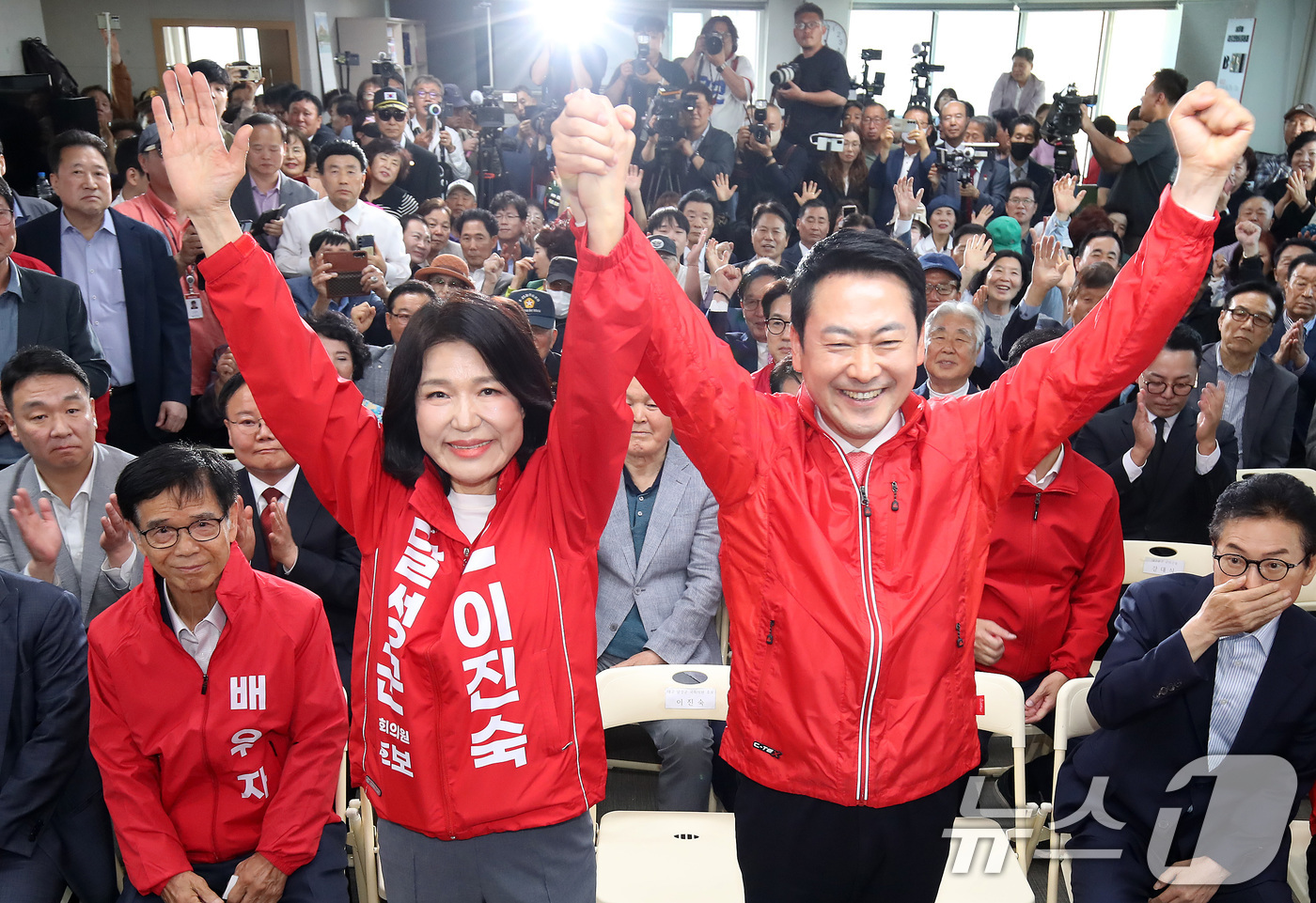 (대구=뉴스1) 공정식 기자 = 장동혁 국민의힘 대표(오른쪽)와 대구 달성군 국회의원 보궐선거에 출마하는 이진숙 전 방송통신위원장이 10일 오후 달성군 선거사무소 개소식에서 함께 …