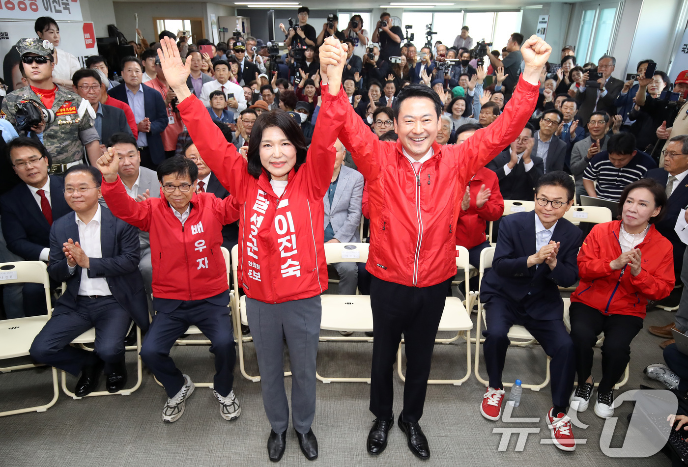 (대구=뉴스1) 공정식 기자 = 장동혁 국민의힘 대표(오른쪽)와 대구 달성군 국회의원 보궐선거에 출마하는 이진숙 전 방송통신위원장이 10일 오후 달성군 선거사무소 개소식에서 함께 …