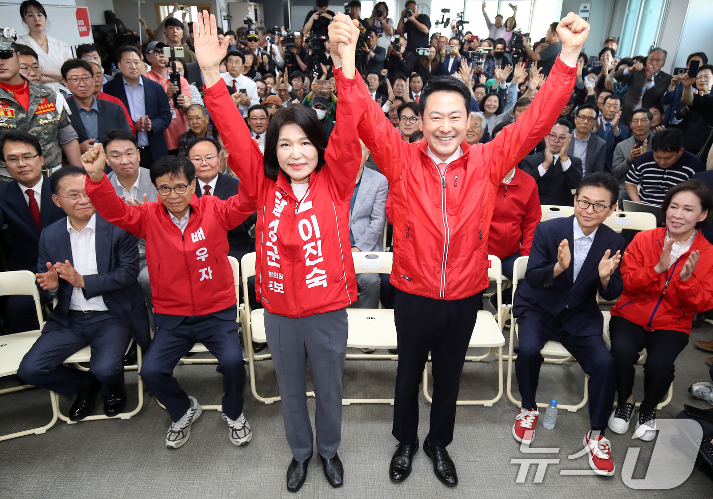 (대구=뉴스1) 공정식 기자 = 장동혁 국민의힘 대표(오른쪽)와 대구 달성군 국회의원 보궐선거에 출마하는 이진숙 전 방송통신위원장이 10일 오후 달성군 선거사무소 개소식에서 함께 …