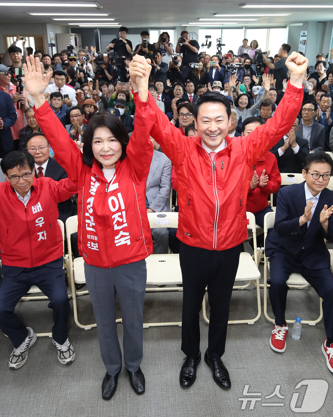 (대구=뉴스1) 공정식 기자 = 장동혁 국민의힘 대표(오른쪽)와 대구 달성군 국회의원 보궐선거에 출마하는 이진숙 전 방송통신위원장이 10일 오후 달성군 선거사무소 개소식에서 함께 …