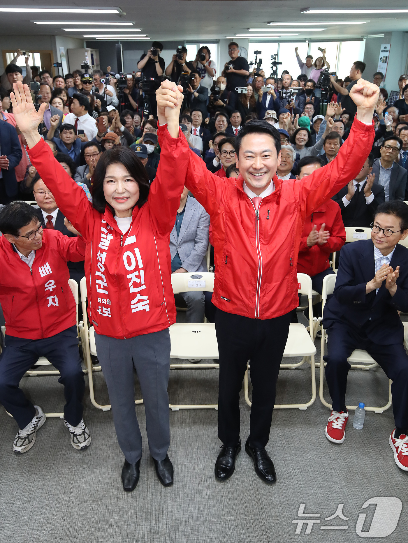 (대구=뉴스1) 공정식 기자 = 장동혁 국민의힘 대표(오른쪽)와 대구 달성군 국회의원 보궐선거에 출마하는 이진숙 전 방송통신위원장이 10일 오후 달성군 선거사무소 개소식에서 함께 …