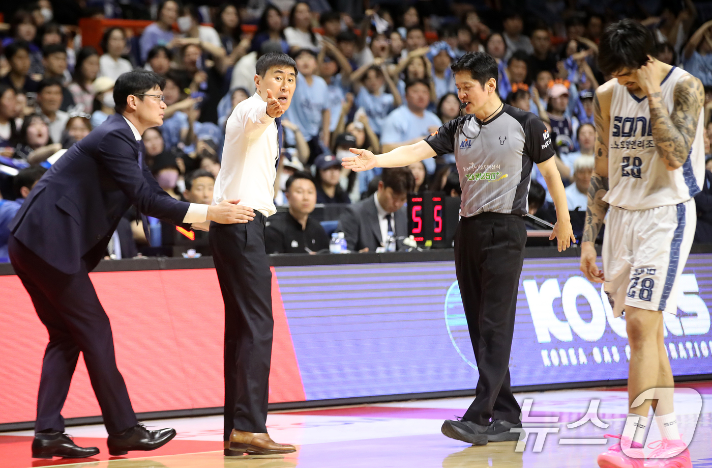 (부산=뉴스1) 윤일지 기자 = 10일 오후 부산 사직실내체육관에서 열린 2025-2026 LG전자 프로농구 챔피언결정전 4차전 부산 KCC와 고양 소노의 경기에서 KCC 이상민 …