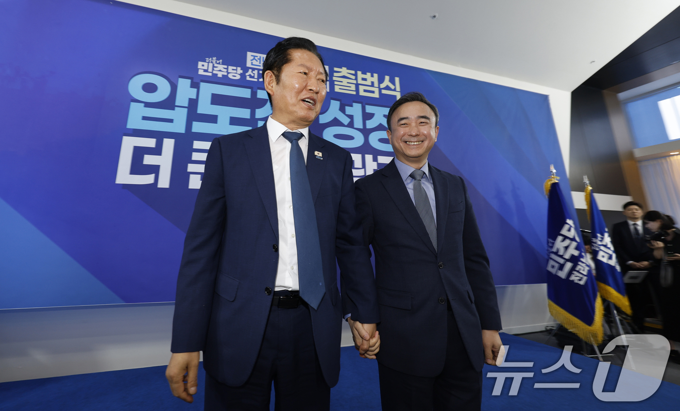(광주=뉴스1) 김태성 기자 = 정청래 더불어민주당 대표가 10일 광주 서구 민형배 전남광주특별시장 후보사무소에서 열린 '전남광주 대전환 선대위 출범식'에서 광산을에 전략 공천된 …