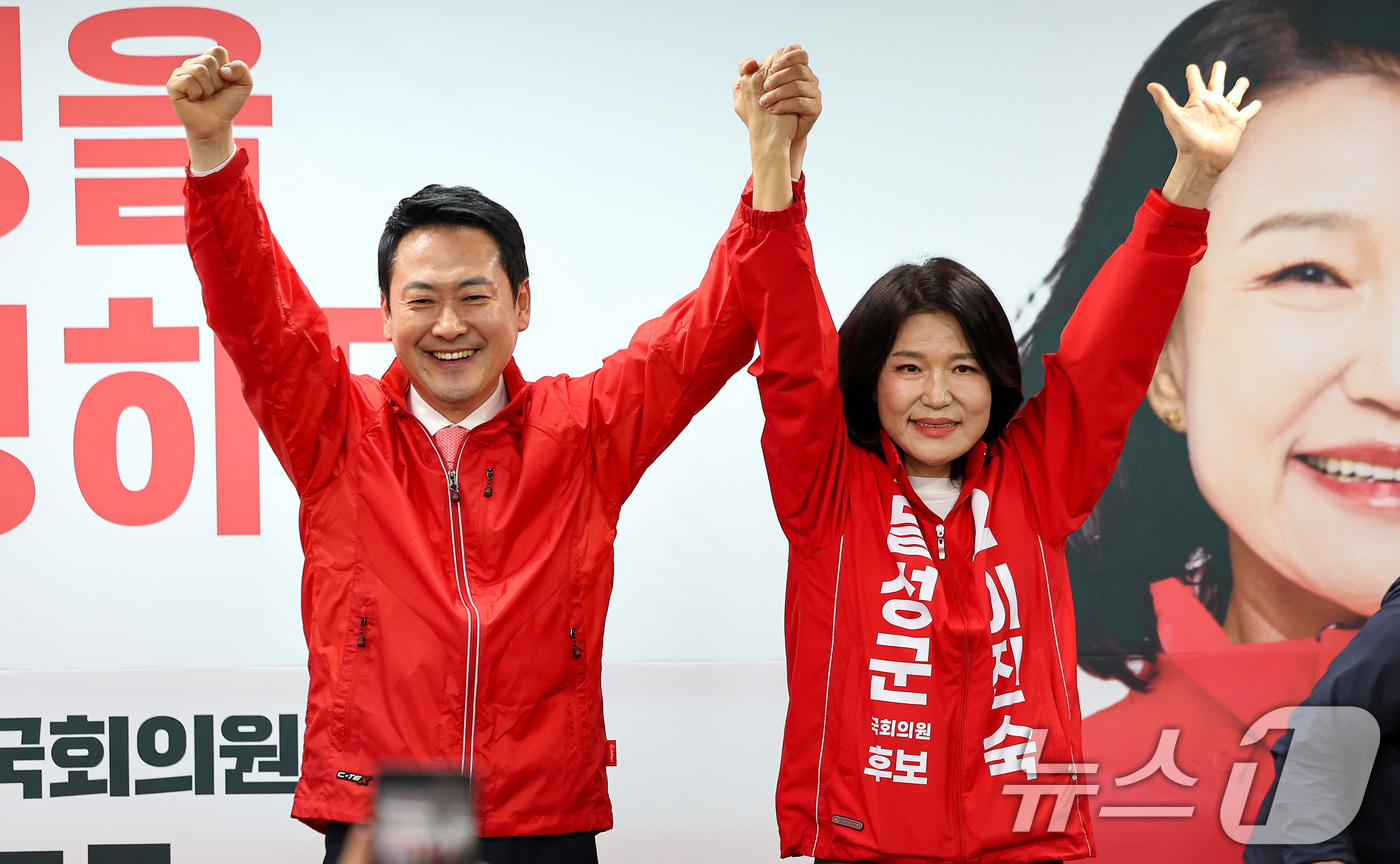 (대구=뉴스1) 공정식 기자 = 장동혁 국민의힘 대표(왼쪽)와 대구 달성군 국회의원 보궐선거에 출마하는 이진숙 전 방송통신위원장이 10일 오후 달성군 선거사무소 개소식에서 필승을 …