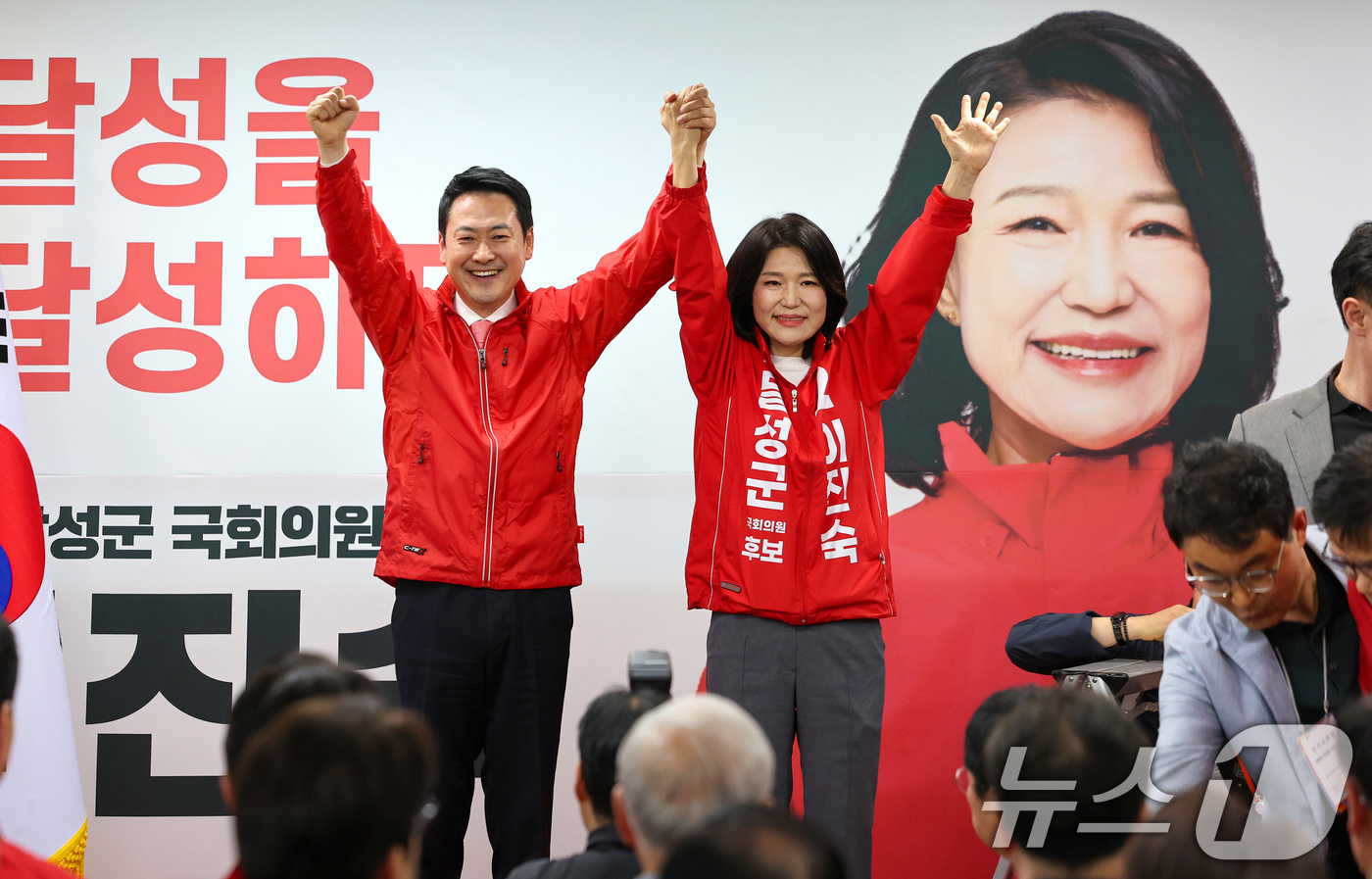 (대구=뉴스1) 공정식 기자 = 장동혁 국민의힘 대표(왼쪽)와 대구 달성군 국회의원 보궐선거에 출마하는 이진숙 전 방송통신위원장이 10일 오후 달성군 선거사무소 개소식에서 필승을 …