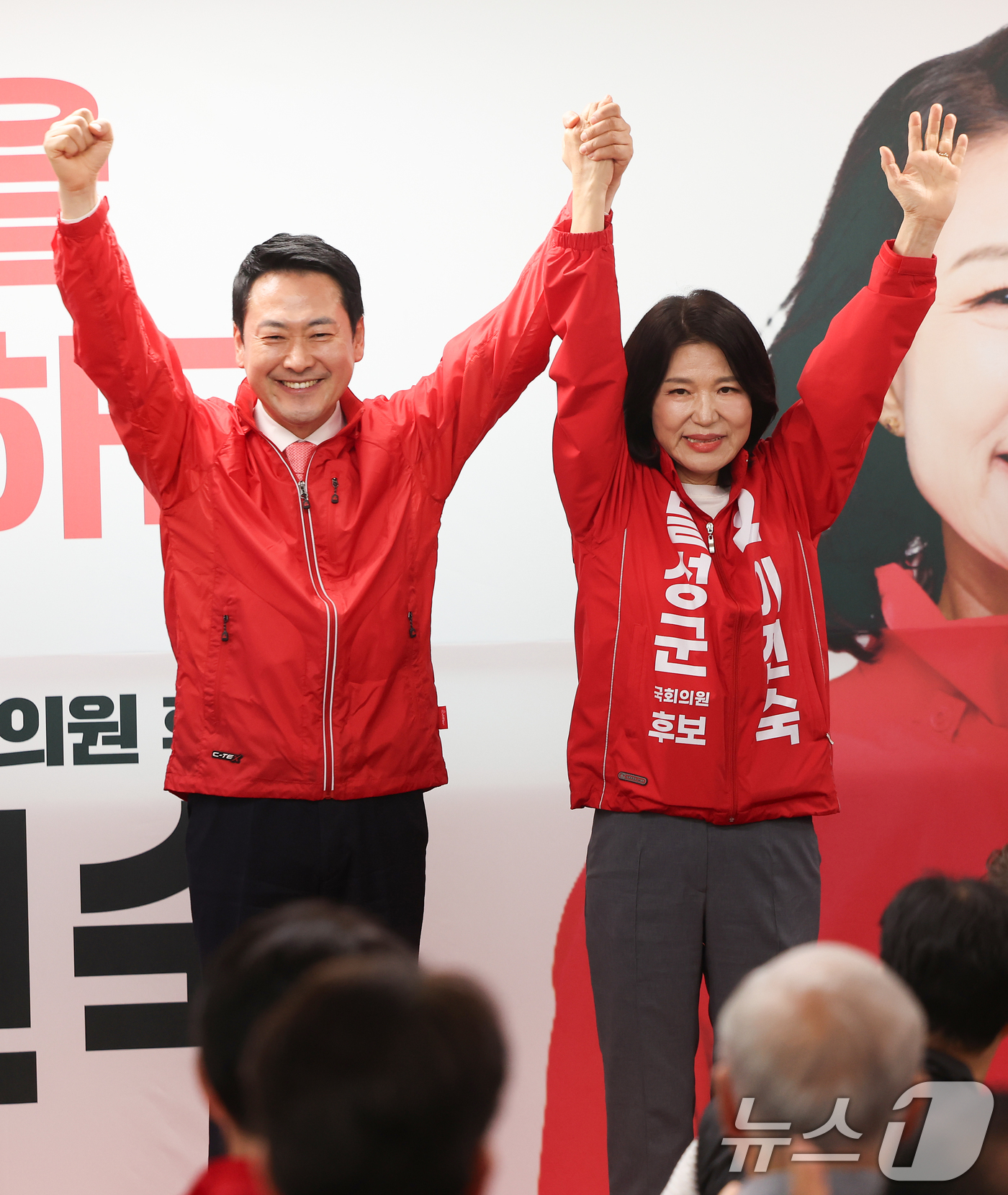 (대구=뉴스1) 공정식 기자 = 장동혁 국민의힘 대표(왼쪽)와 대구 달성군 국회의원 보궐선거에 출마하는 이진숙 전 방송통신위원장이 10일 오후 달성군 선거사무소 개소식에서 필승을 …