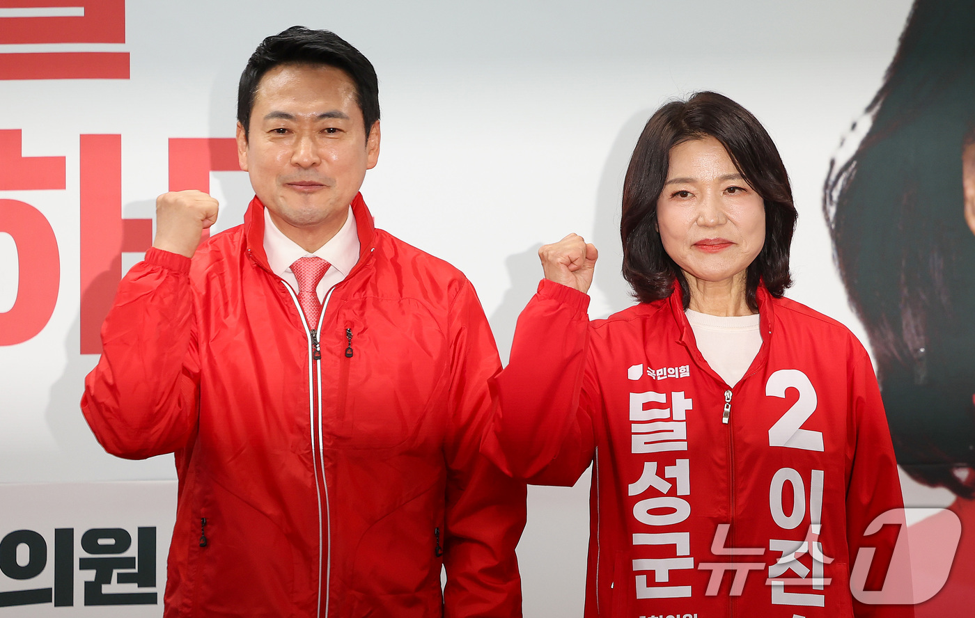 (대구=뉴스1) 공정식 기자 = 장동혁 국민의힘 대표(왼쪽)와 대구 달성군 국회의원 보궐선거에 출마하는 이진숙 전 방송통신위원장이 10일 오후 달성군 선거사무소 개소식에서 필승을 …
