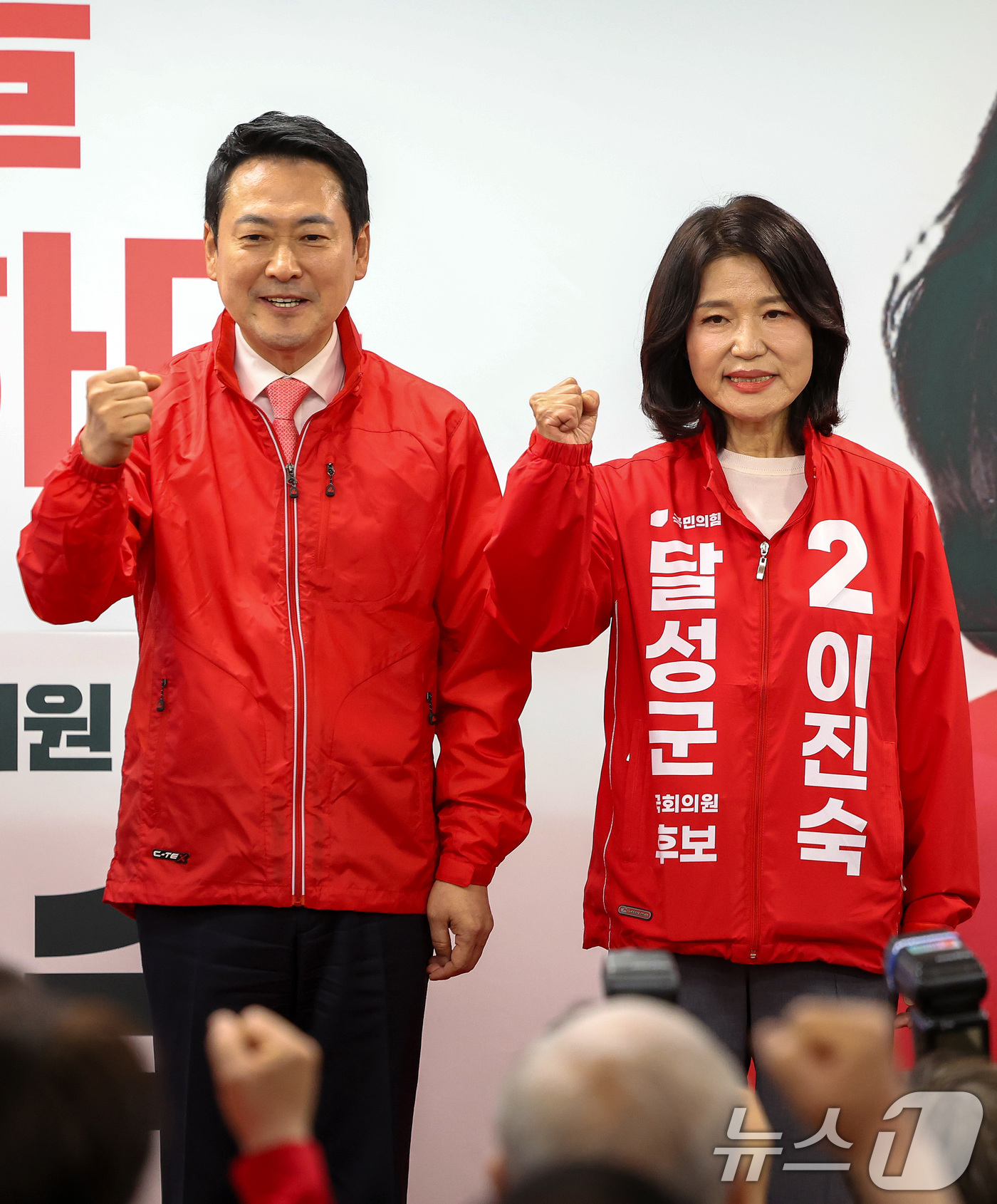 (대구=뉴스1) 공정식 기자 = 장동혁 국민의힘 대표(왼쪽)와 대구 달성군 국회의원 보궐선거에 출마하는 이진숙 전 방송통신위원장이 10일 오후 달성군 선거사무소 개소식에서 필승을 …
