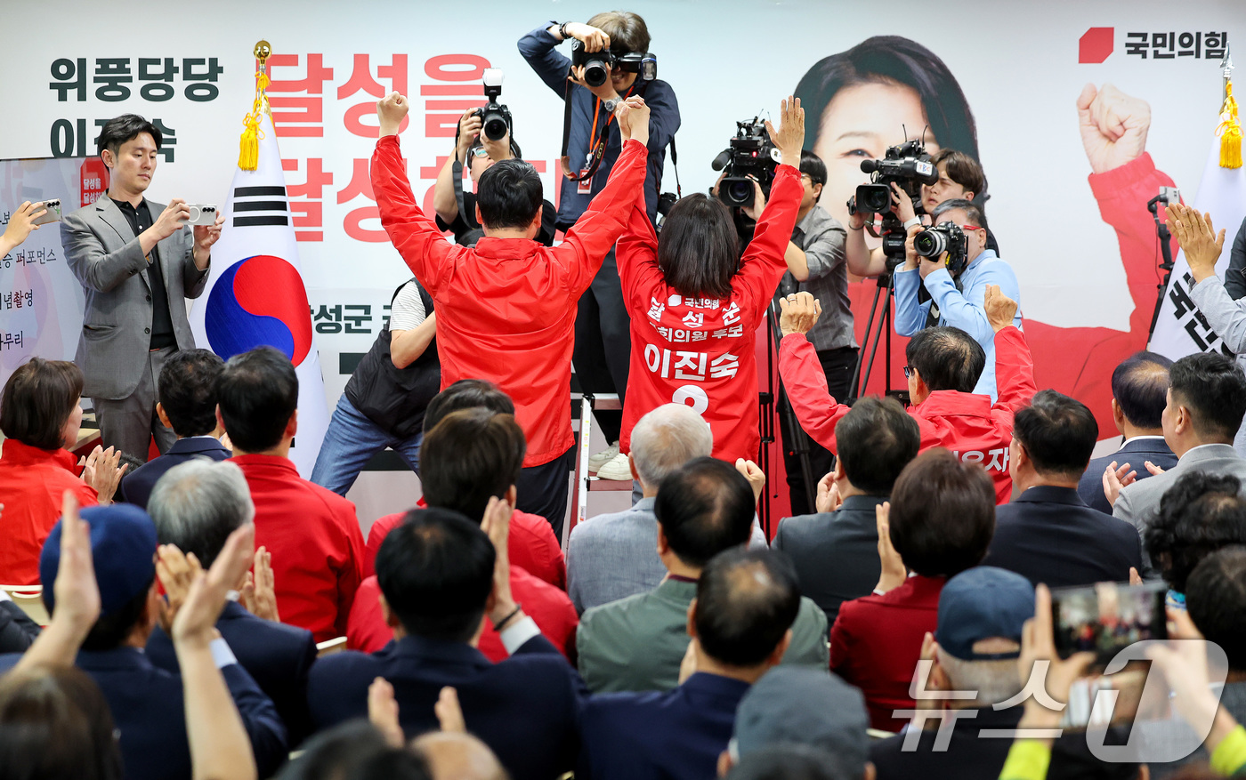 (대구=뉴스1) 공정식 기자 = 장동혁 국민의힘 대표(왼쪽)와 대구 달성군 국회의원 보궐선거에 출마하는 이진숙 전 방송통신위원장이 10일 오후 달성군 선거사무소 개소식에서 필승을 …