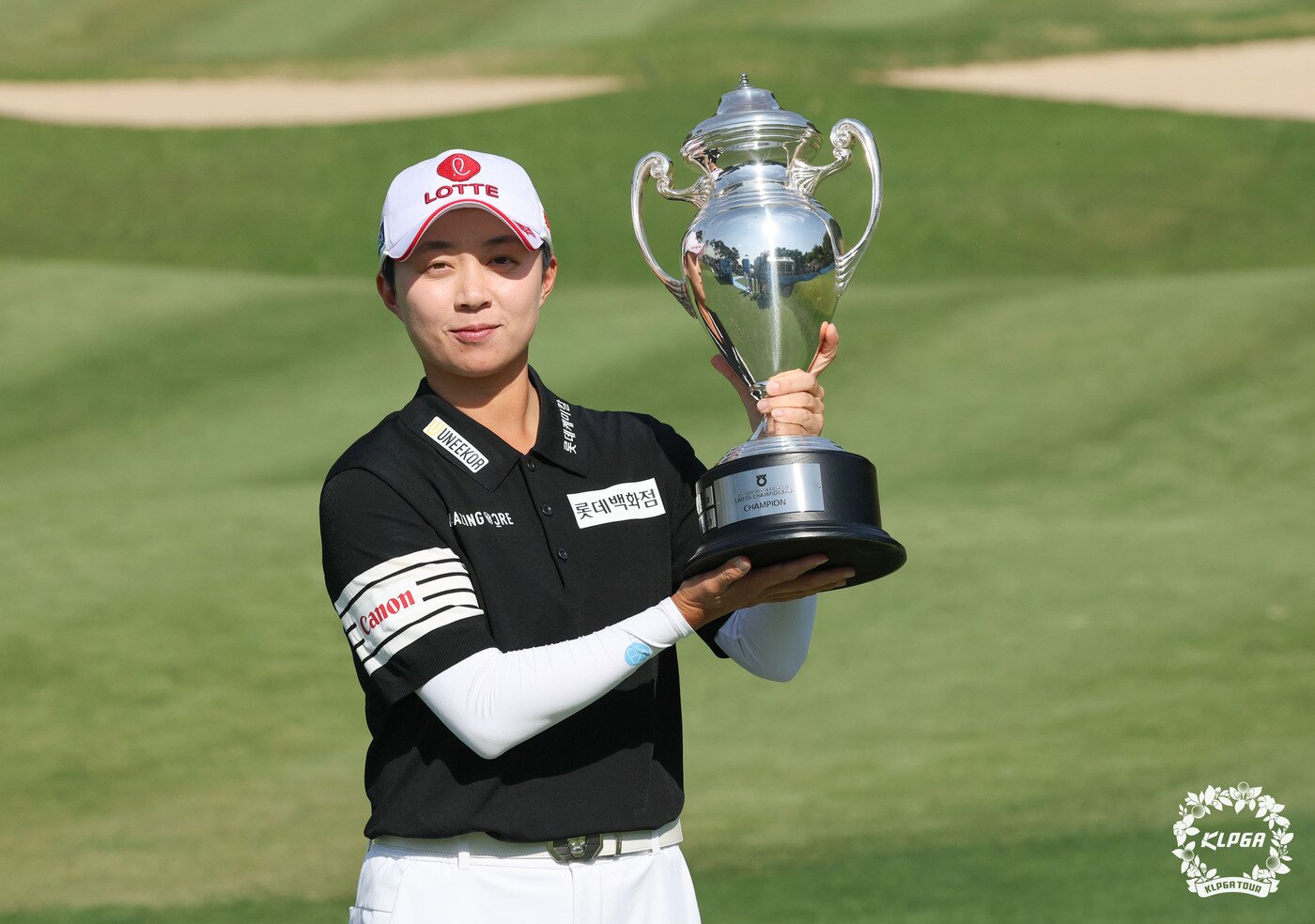 본문 이미지 - 김효주가 10일 경기도 용인의 수원 컨트리클럽 뉴코스에서 열린 KLPGA 투어 NH투자증권 레이디스 챔피언십에서 우승 후 세리머니를 하고 있다. (KLPGA 제공)