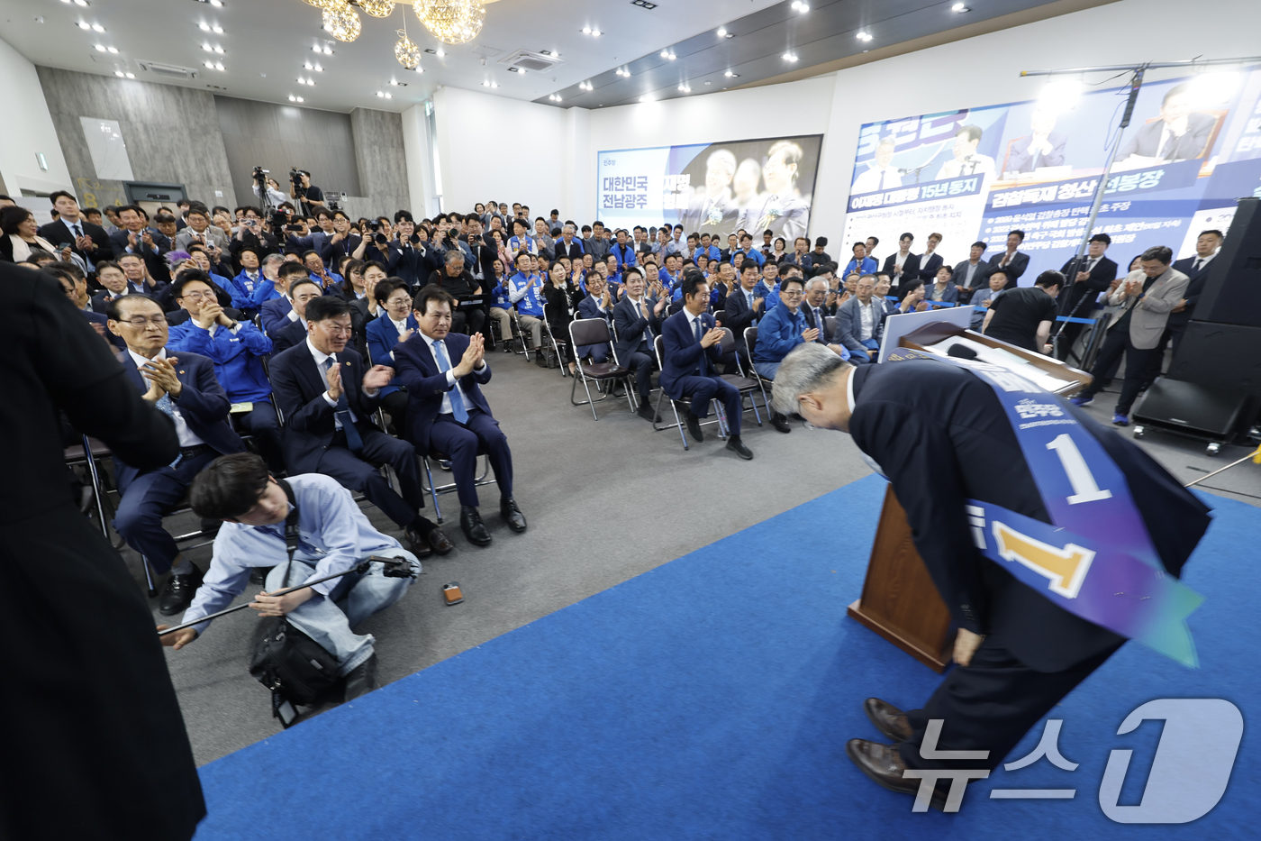 (광주=뉴스1) 김태성 기자 = 민형배 전남광주특별시장 후보가 10일 광주 서구 후보사무소에서 열린 '전남광주 대전환 선대위 출범식'에서 참석자들에게 인사를 하고 있다.  2026 …