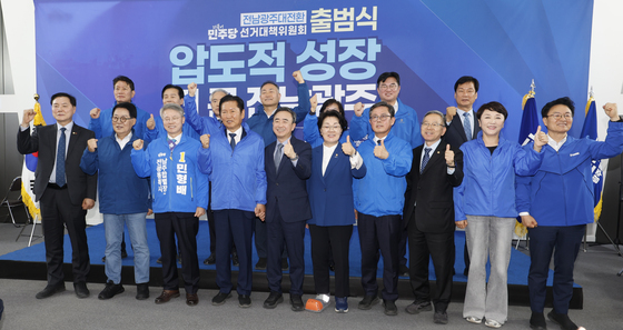 의원들과 승리다짐하는 정청래 대표