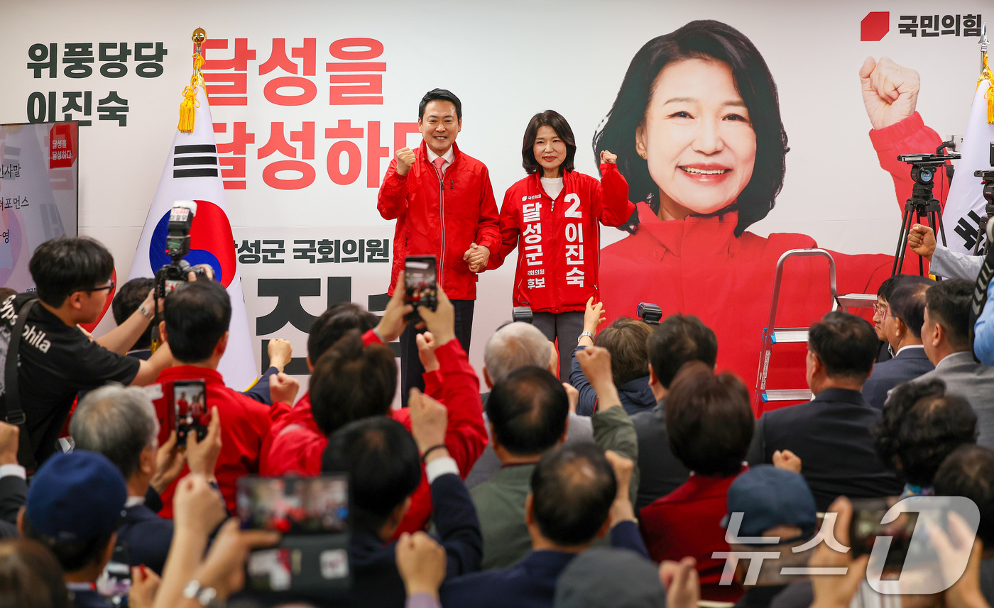 (대구=뉴스1) 공정식 기자 = 장동혁 국민의힘 대표(왼쪽)와 대구 달성군 국회의원 보궐선거에 출마하는 이진숙 전 방송통신위원장이 10일 오후 달성군 선거사무소 개소식에서 필승을 …