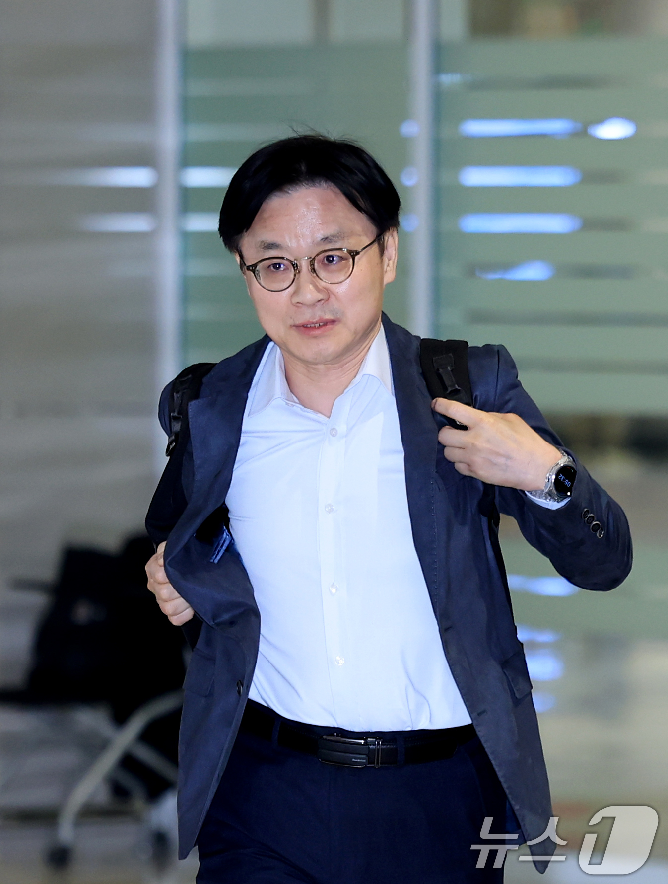 (인천공항=뉴스1) 이호윤 기자 = 김정관 산업통상부 장관이 대미 전략적 투자 프로젝트를 비롯한 양국 산업·통상 분야 협력 강화방안 협상을 마치고 10일 인천국제공항 2터미널로 귀 …
