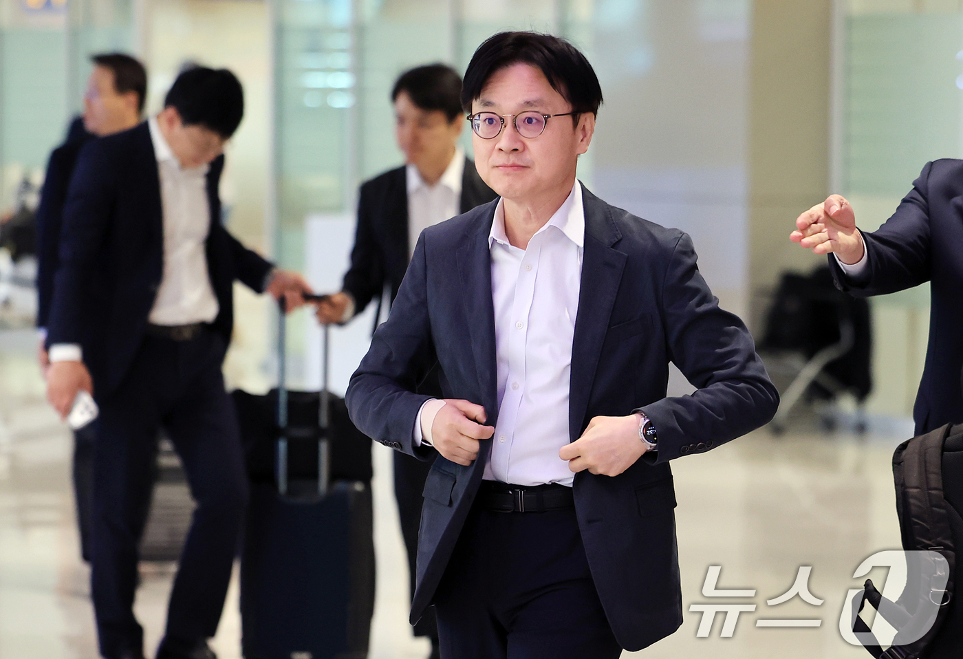 (인천공항=뉴스1) 이호윤 기자 = 김정관 산업통상부 장관이 대미 전략적 투자 프로젝트를 비롯한 양국 산업·통상 분야 협력 강화방안 협상을 마치고 10일 인천국제공항 2터미널로 귀 …
