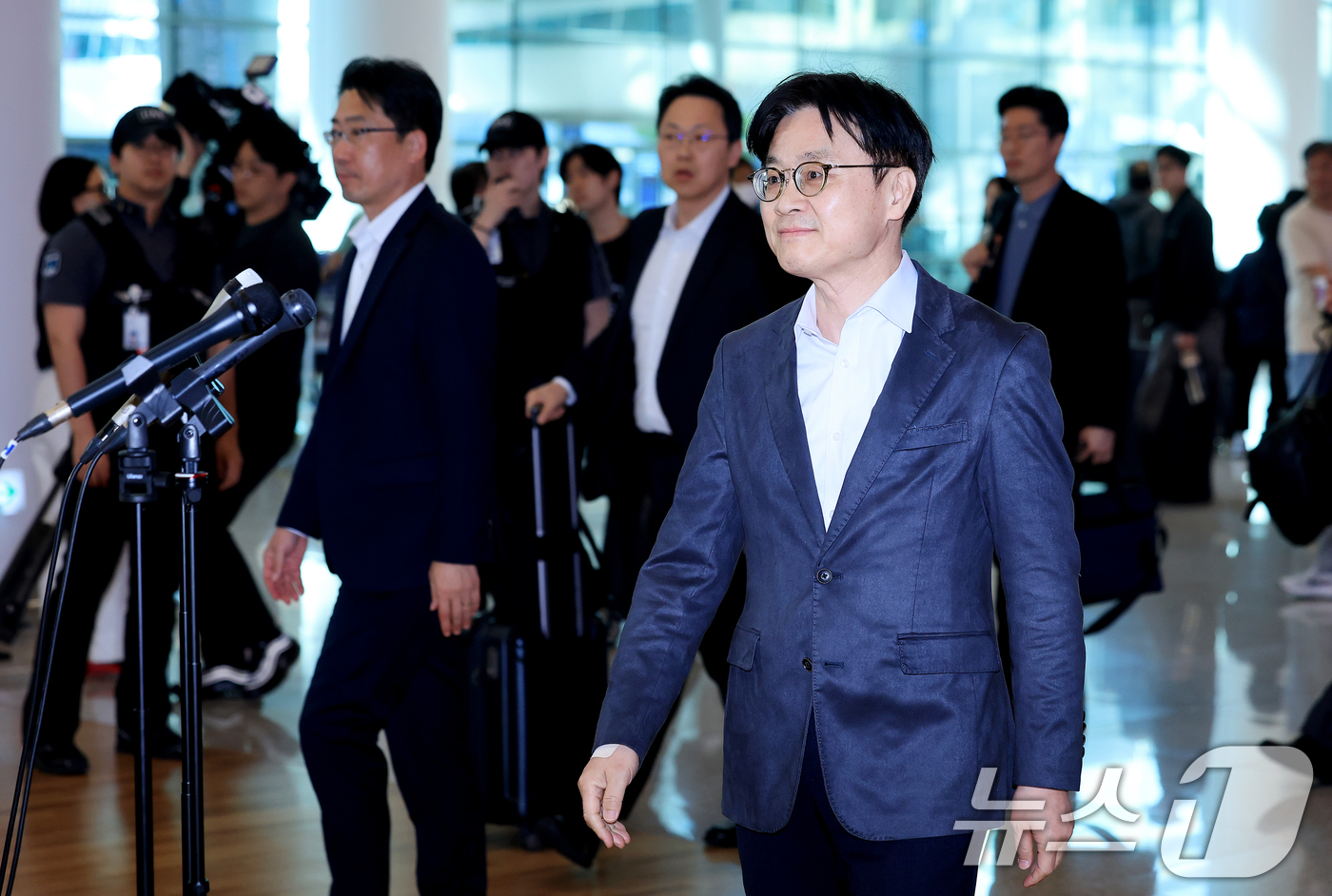 (인천공항=뉴스1) 이호윤 기자 = 김정관 산업통상부 장관이 대미 전략적 투자 프로젝트를 비롯한 양국 산업·통상 분야 협력 강화방안 협상을 마치고 10일 인천국제공항 2터미널로 귀 …