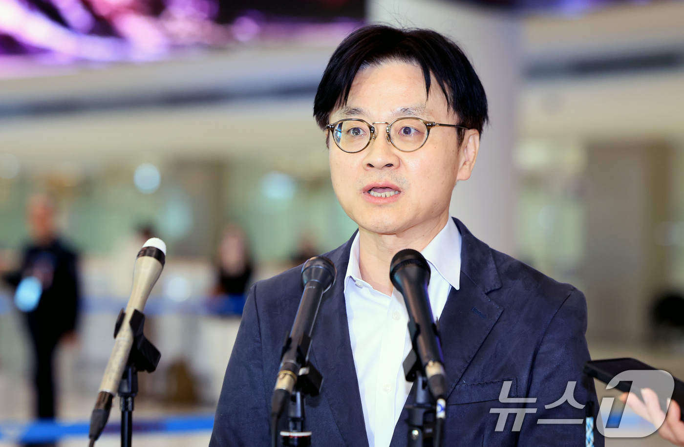 (인천공항=뉴스1) 이호윤 기자 = 김정관 산업통상부 장관이 대미 전략적 투자 프로젝트를 비롯한 양국 산업·통상 분야 협력 강화방안 협상을 마치고 10일 인천국제공항 2터미널로 귀 …