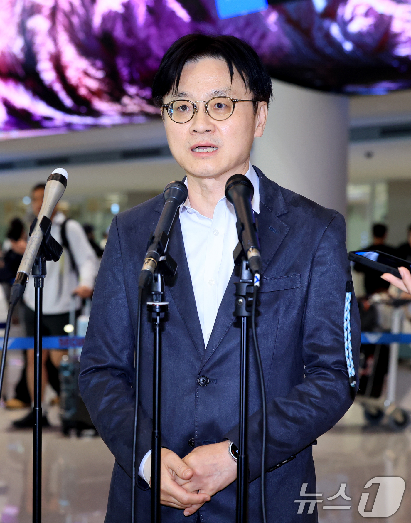 (인천공항=뉴스1) 이호윤 기자 = 김정관 산업통상부 장관이 대미 전략적 투자 프로젝트를 비롯한 양국 산업·통상 분야 협력 강화방안 협상을 마치고 10일 인천국제공항 2터미널로 귀 …