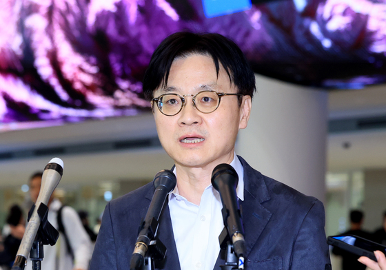 취재진의 질문 답변하는 김정관 산업부 장관