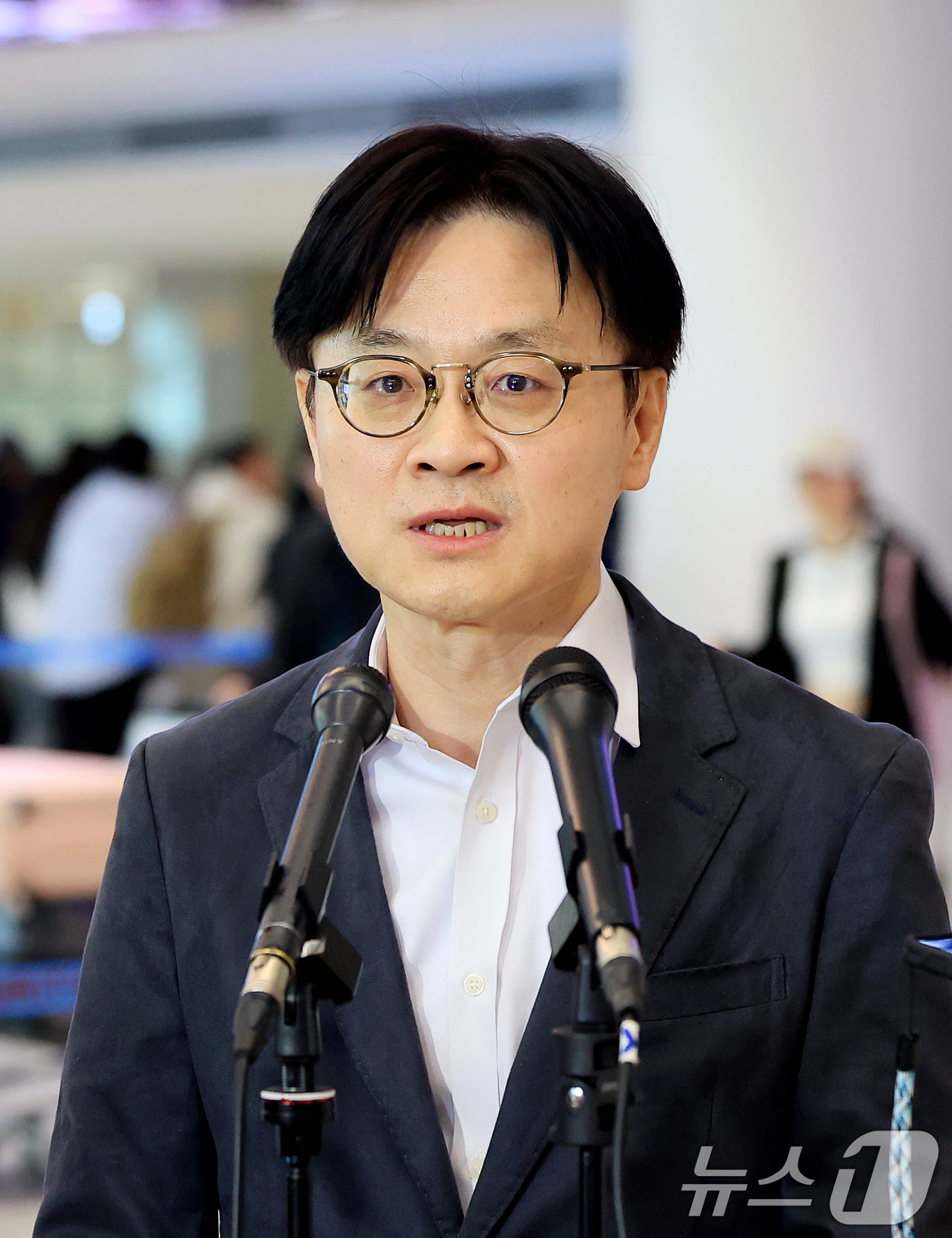 (인천공항=뉴스1) 이호윤 기자 = 김정관 산업통상부 장관이 대미 전략적 투자 프로젝트를 비롯한 양국 산업·통상 분야 협력 강화방안 협상을 마치고 10일 인천국제공항 2터미널로 귀 …