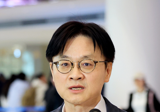 취재진 질문 답변하는 김정관 장관