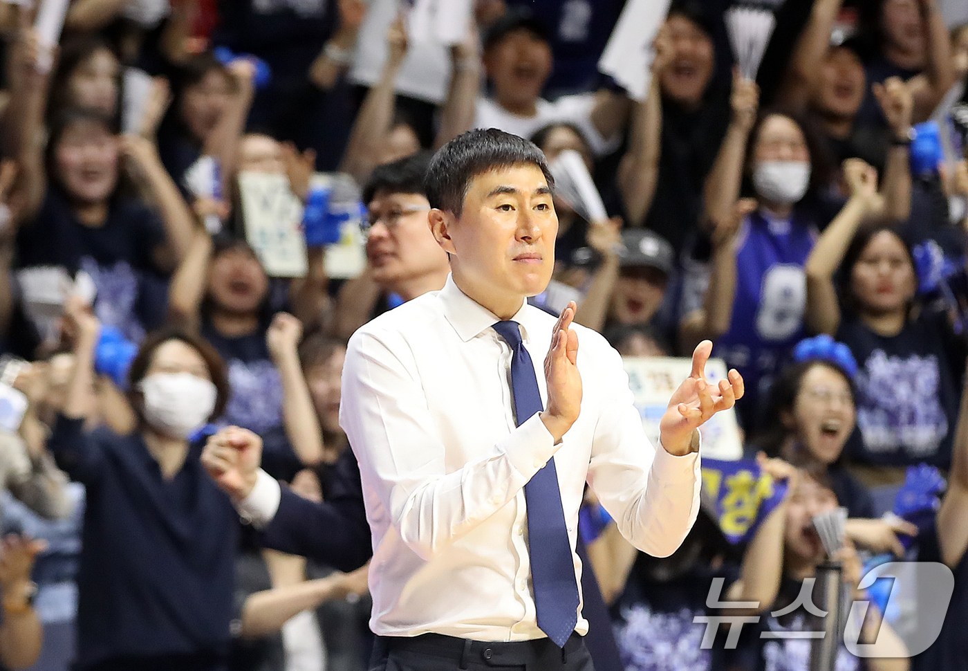 (부산=뉴스1) 윤일지 기자 = 10일 오후 부산 사직실내체육관에서 열린 2025-2026 LG전자 프로농구 챔피언결정전 4차전 부산 KCC와 고양 소노의 경기에서 KCC 이상민 …
