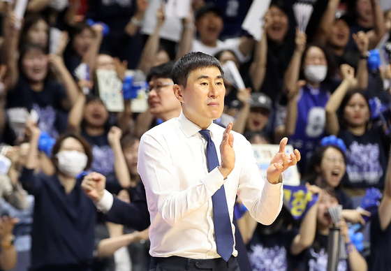 안방서 축배 들지 못한 이상민 KCC 감독 "운 없었다…5차전서 우승"