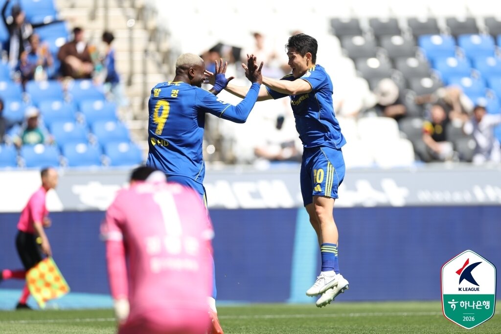 본문 이미지 - 울산 HD 이동경(오른쪽)이 10일 울산 문수축구경기장에서 열린 부천FC와 경기에서 득점 후 도움을 기록한 말컹과 세리머니를 하고 있다. (한국프로축구연맹 제공)