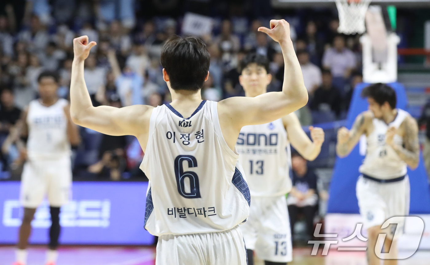 (부산=뉴스1) 윤일지 기자 = 10일 오후 부산 사직실내체육관에서 열린 2025-2026 LG전자 프로농구 챔피언결정전 4차전 부산 KCC와 고양 소노의 경기에서 자유투로 득점해 …