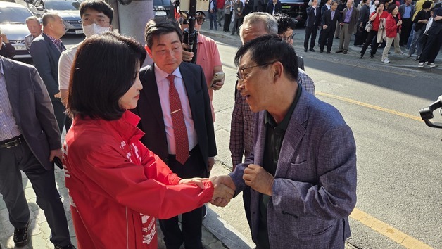 "이진숙 이진숙"…대구 달성군 선거사무소 개소식장 북새통