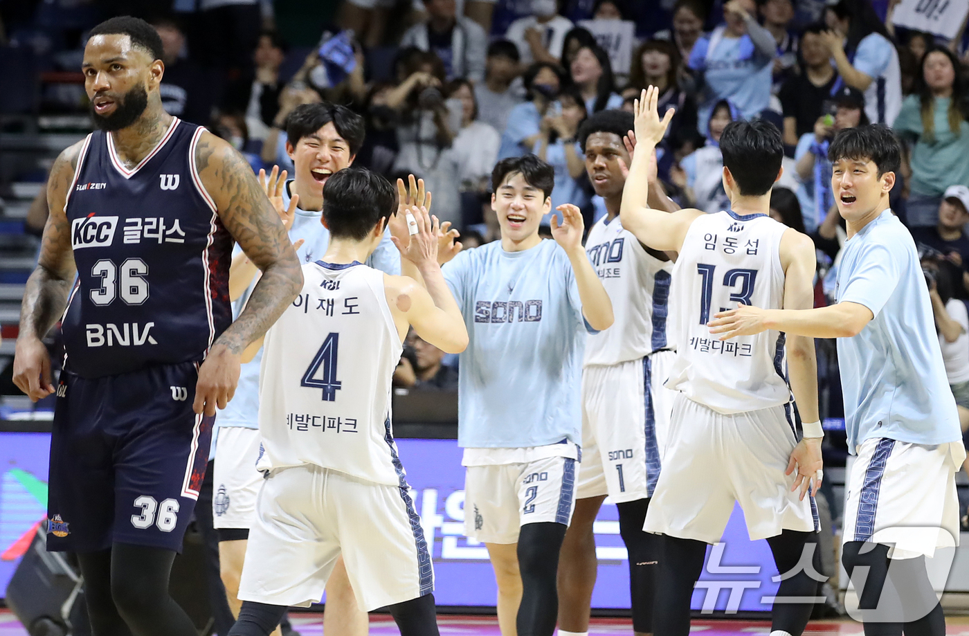 (부산=뉴스1) 윤일지 기자 = 10일 오후 부산 사직실내체육관에서 열린 2025-2026 LG전자 프로농구 챔피언결정전 4차전 부산 KCC와 고양 소노의 경기에서 81대 80으로 …