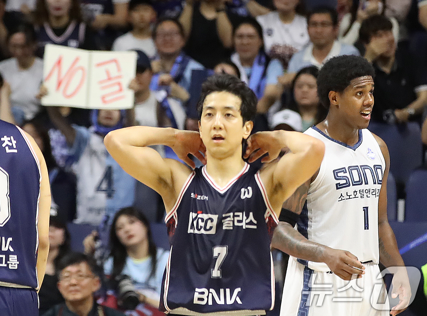 (부산=뉴스1) 윤일지 기자 = 10일 오후 부산 사직실내체육관에서 열린 2025-2026 LG전자 프로농구 챔피언결정전 4차전 부산 KCC와 고양 소노의 경기에서 KCC 허훈이 …