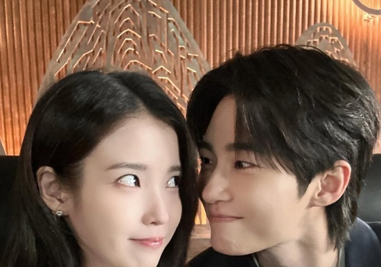 '21세기 대군부인' 아이유·변우석, 얼굴 닿을 듯 다정한 '투샷'