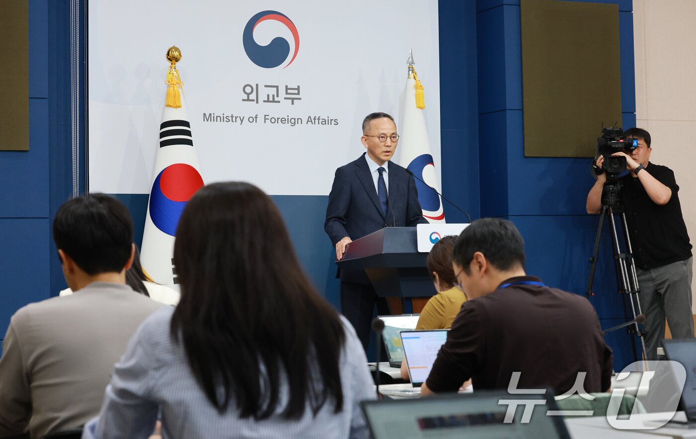 본문 이미지 - 박일 외교부 대변인이 10일 서울 종로구 외교부 청사에서 호르무즈 해협에서 발생한 한국 선박 HMM 나무호 폭발 및 화재 사고의 원인 규명을 위한 조사단 조사 결과를 발표하고 있다. 이날 외교부는 정부 합동 조사단의 현장 조사 결과  지난 4일 미상의 비행체가 나무호의 선미를 타격한 것으로 확인됐다고 밝혔다. 2026.5.10 ⓒ 뉴스1 임세영 기자