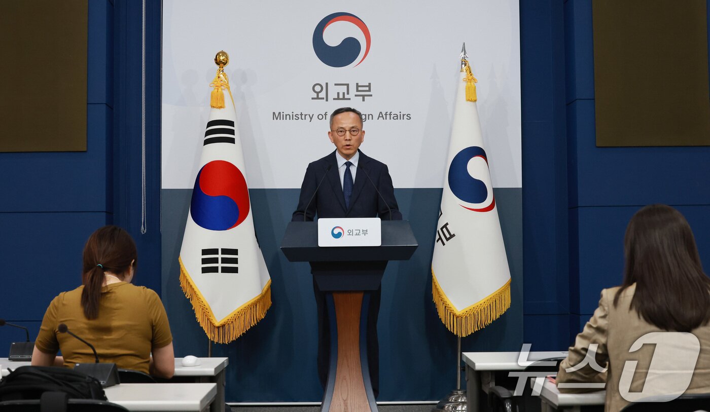 본문 이미지 - 박일 외교부 대변인이 10일 서울 종로구 외교부 청사에서 호르무즈 해협에서 발생한 한국 선박 HMM 나무호 폭발 및 화재 사고의 원인 규명을 위한 조사단 조사 결과를 발표하고 있다.  2026.5.10 ⓒ 뉴스1 임세영 기자