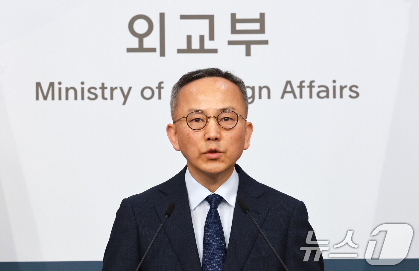 본문 이미지 - 박일 외교부 대변인이 10일 서울 종로구 외교부 청사에서 호르무즈 해협에서 발생한 한국 선박 HMM 나무호 폭발 및 화재 사고의 원인 규명을 위한 조사단 조사 결과를 발표하고 있다.  2026.5.10 ⓒ 뉴스1 임세영 기자