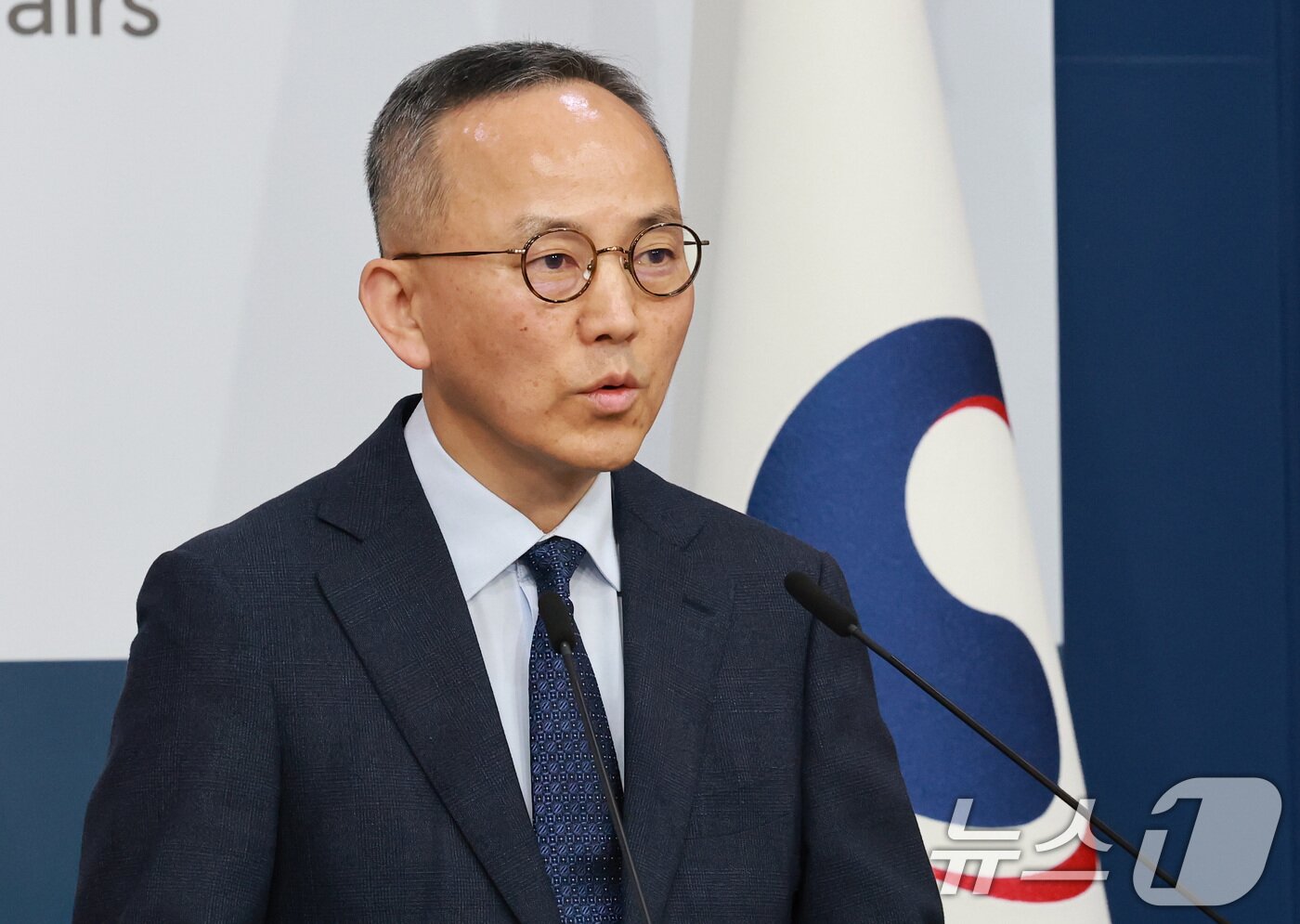 본문 이미지 - 박일 외교부 대변인이 10일 서울 종로구 외교부 청사에서 호르무즈 해협에서 발생한 한국 선박 HMM 나무호 폭발 및 화재 사고의 원인 규명을 위한 조사단 조사 결과를 발표하고 있다.  2026.5.10 ⓒ 뉴스1 임세영 기자