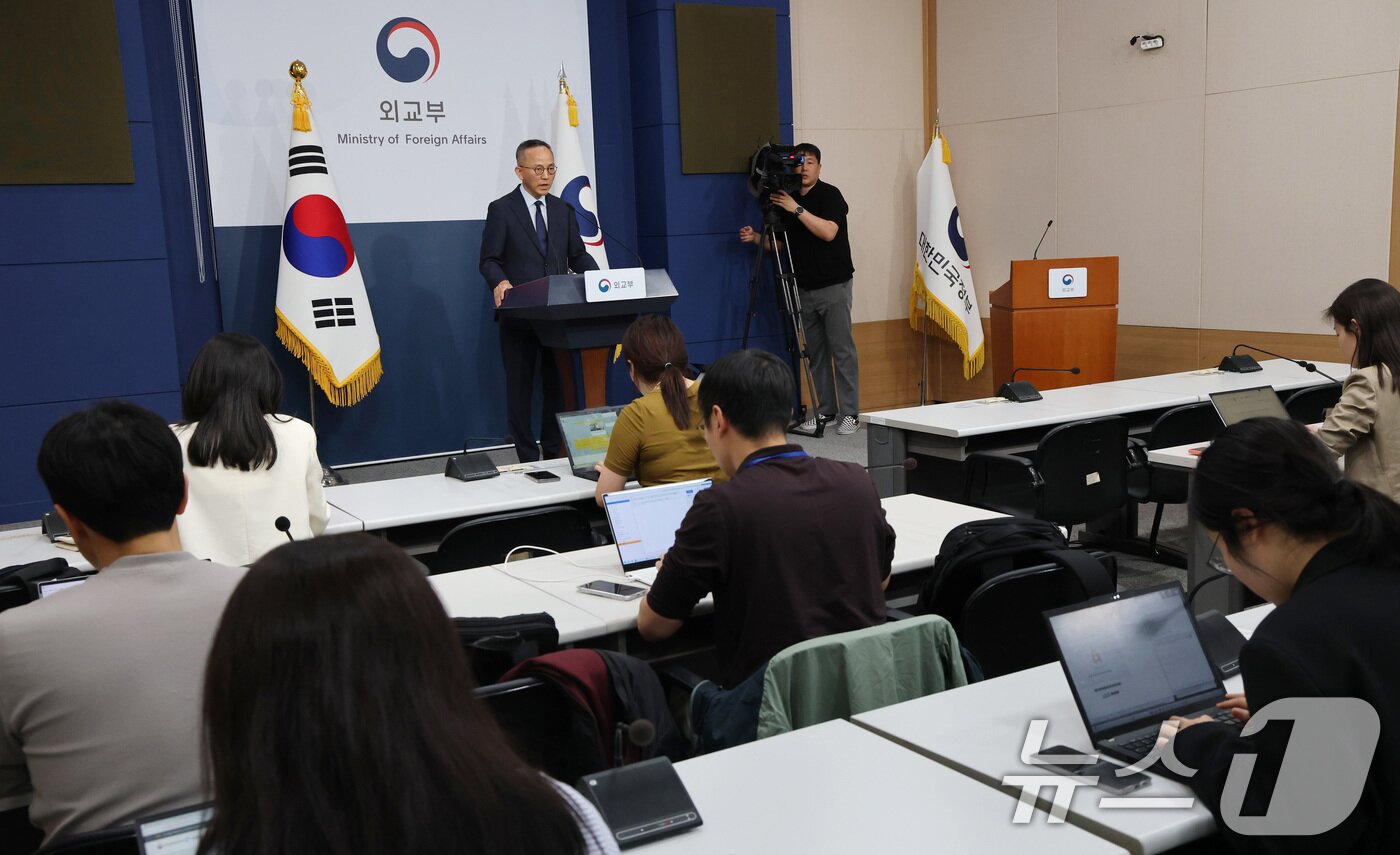 본문 이미지 - 박일 외교부 대변인이 10일 서울 종로구 외교부 청사에서 호르무즈 해협에서 발생한 한국 선박 HMM 나무호 폭발 및 화재 사고의 원인 규명을 위한 조사단 조사 결과를 발표하고 있다.  2026.5.10 ⓒ 뉴스1 임세영 기자