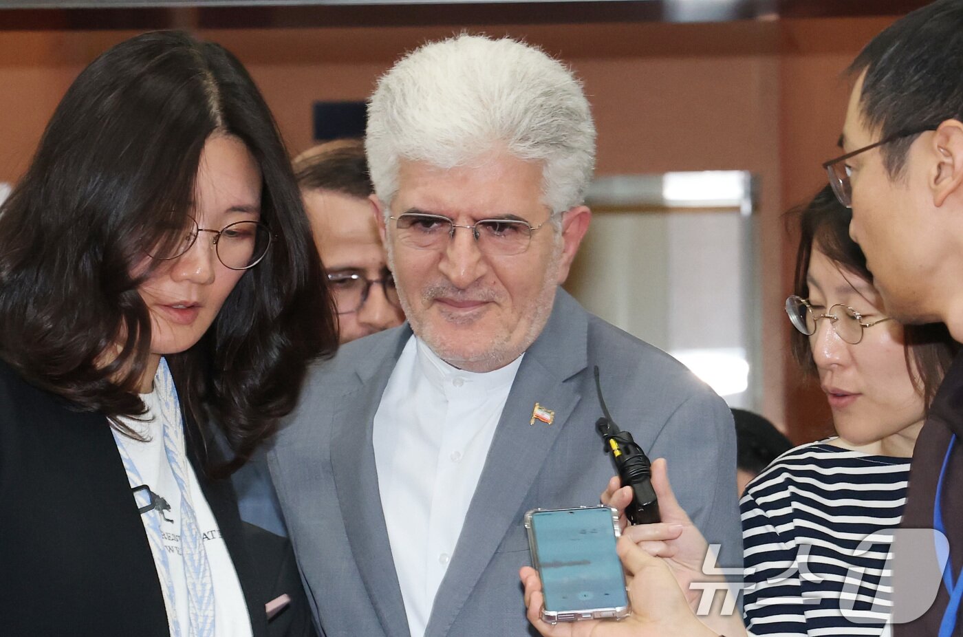 본문 이미지 - 사이드 쿠제치 주한 이란 대사가 10일 오후 서울 종로구 외교부 청사를 나서고 있다.  2026.5.10 ⓒ 뉴스1 임세영 기자