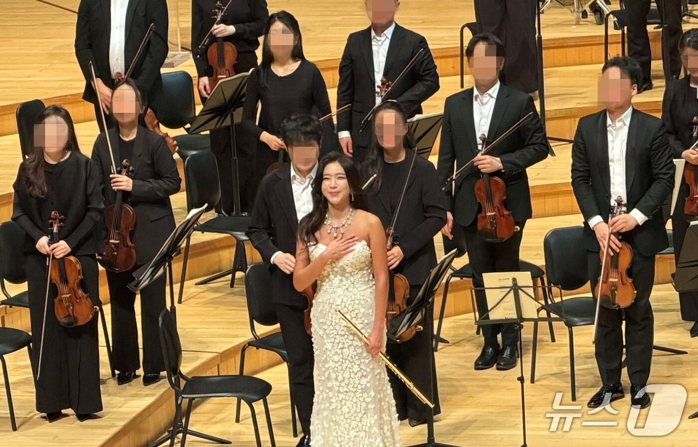 본문 이미지 - 정용진 신세계그룹 회장의 부인 한지희씨가 29일 오후 서울 송파구 롯데콘서트홀에서 열린 데뷔 앨범 발매 기념 콘서트를 마치고 인사하고 있다. 2026.4.29 ⓒ 뉴스1 윤수희 기자 