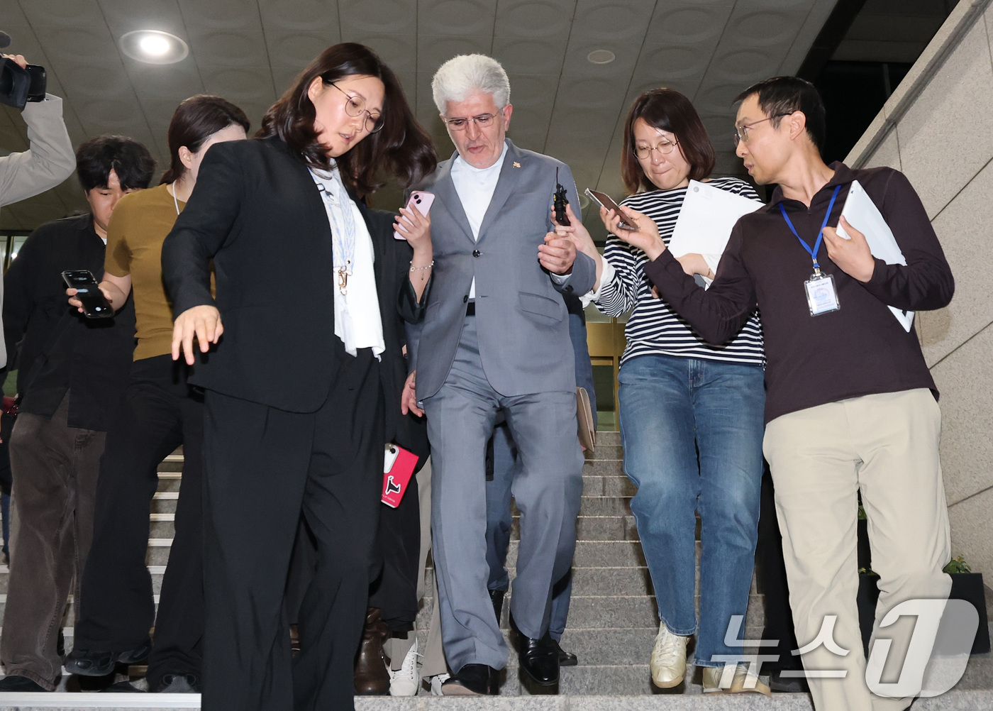 (서울=뉴스1) 임세영 기자 = 사이드 쿠제치 주한 이란 대사가 10일 오후 서울 종로구 외교부 청사를 나서고 있다.이날 외교부는 "호르무즈 해협에 정박중이던 HMM 나무호 관련 …