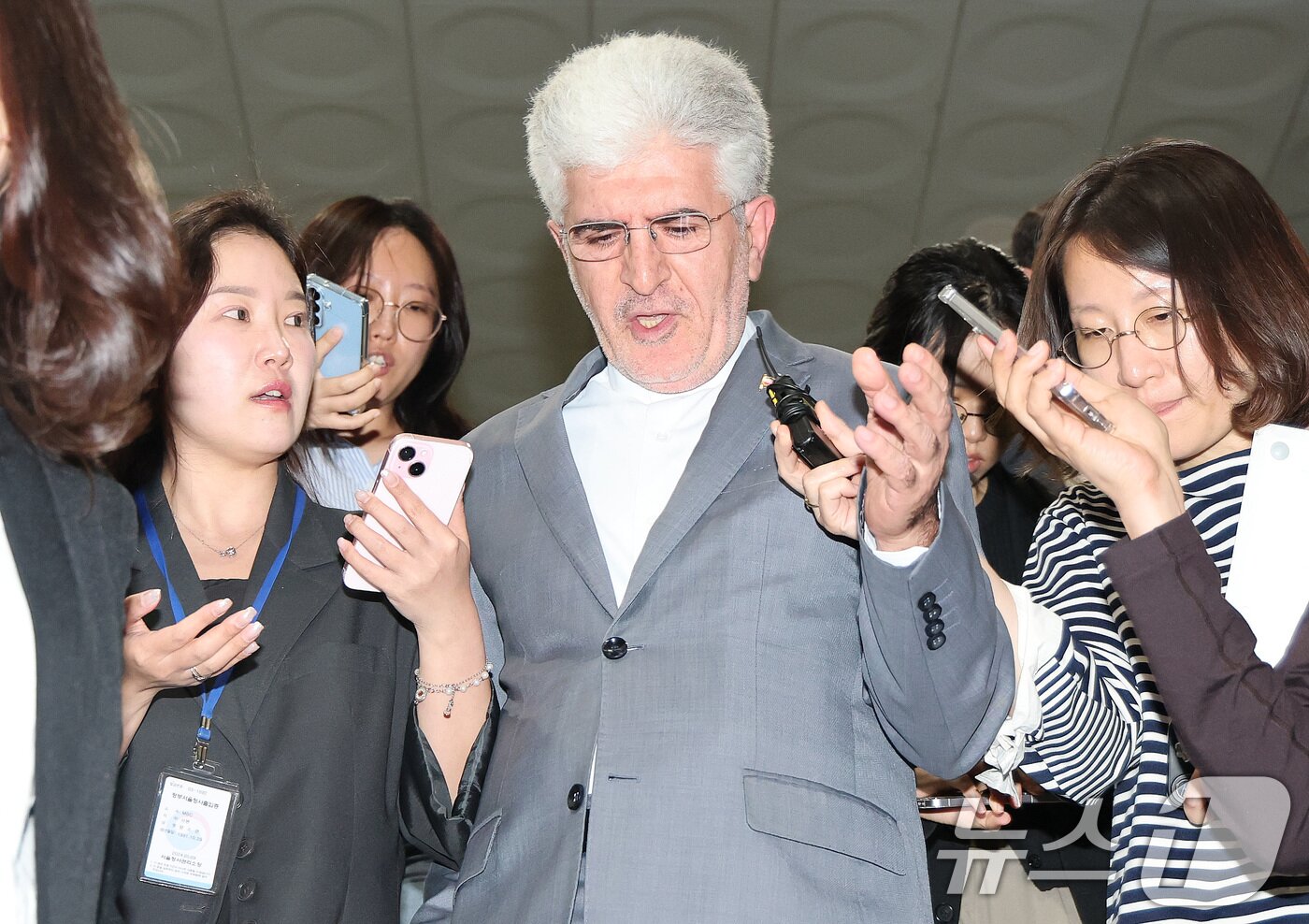 본문 이미지 - 사이드 쿠제치 주한 이란 대사가 10일 오후 서울 종로구 외교부 청사를 나서고 있다. 쿠제치 대사는 취재진의 질문에 별다른 답을 하지 않은채 청사를 떠났다. 2026.5.10 ⓒ 뉴스1 임세영 기자