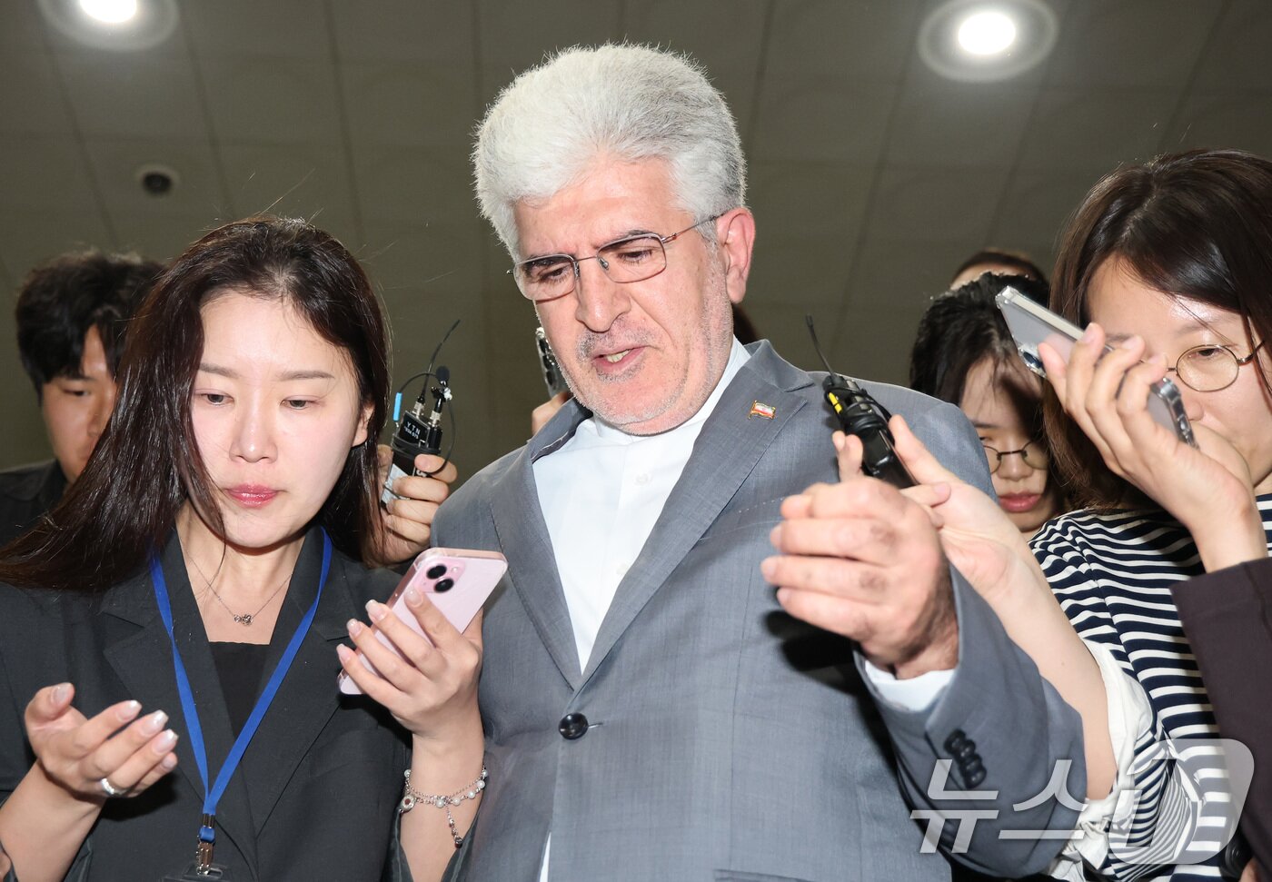 본문 이미지 - 사이드 쿠제치 주한 이란 대사가 지난 10일 오후 서울 종로구 외교부 청사를 나서는 모습 2026.5.10 ⓒ 뉴스1 임세영 기자