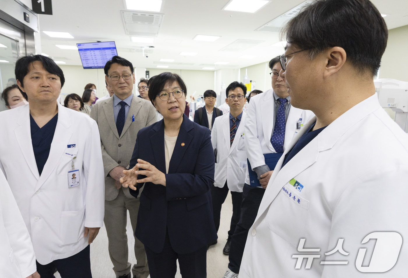 (서울=뉴스1) 임세영 기자 = 정은경 보건복지부 장관이 10일 충청남도 천안 소아전문응급의료센터 및 달빛어린이병원을 방문해 소아의료체계 현장 점검을 하고 있다. (보건복지부 제공 …