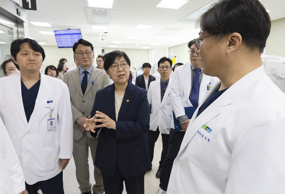 정은경 장관, 소아응급·지역모자의료센터 현장방문