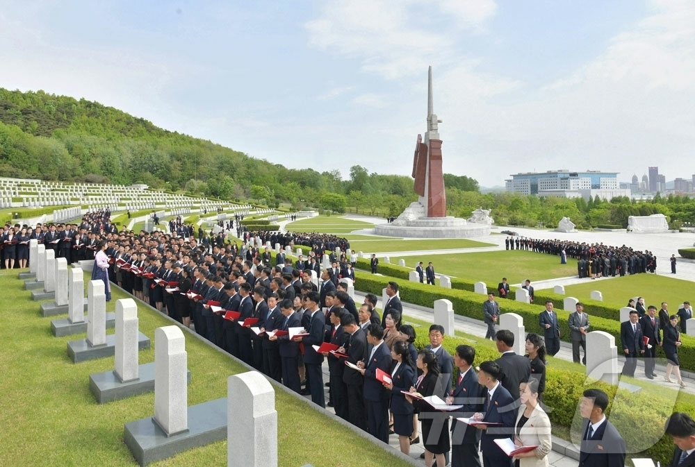 (평양 노동신문=뉴스1) = 북한 노동당 기관지 노동신문은 11일 "조선직업총동맹(직맹) 제9차 대회 참가자들이 정치문화사업을 진행했다"라고 전했다. [국내에서만 사용가능. 재배포 …