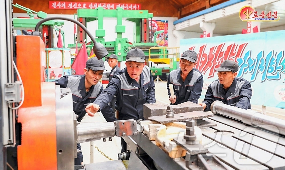 (평양 노동신문=뉴스1) = 북한 노동당 기관지 노동신문은 11일 단천광산기계공장을 조명하며 "창조적 지혜를 합쳐 제기되는 기술적 문제를 풀어가고 있다"라고 보도했다. [국내에서만 …