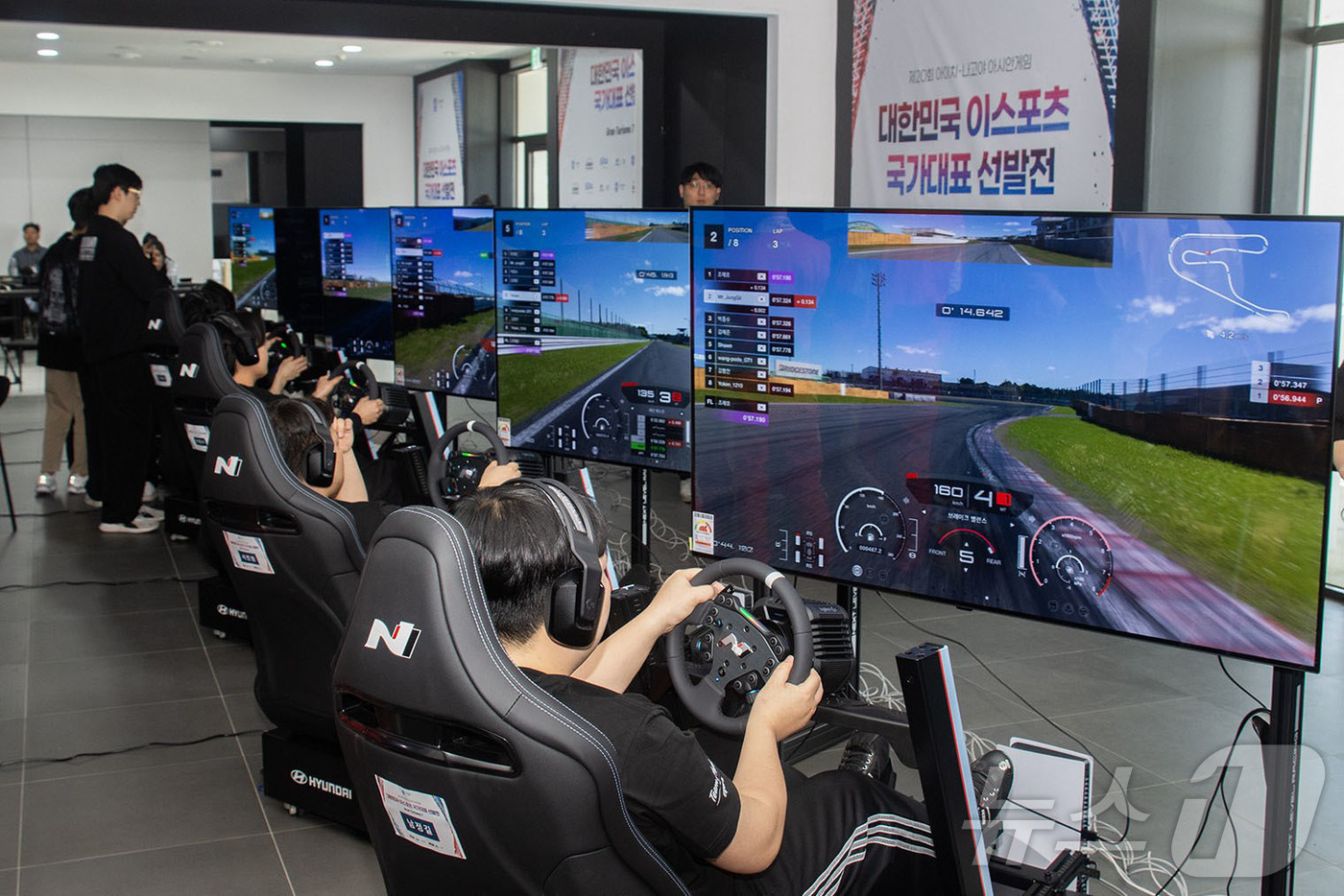 (서울=뉴스1) = LG전자는 현대자동차가 고성능 N 브랜드의 드라이빙 경험을 구현한 레이싱 시뮬레이터 ‘현대 N 레이싱 시뮬레이터’에 올레드 모니터를 공급한다고 11일 밝혔다. …